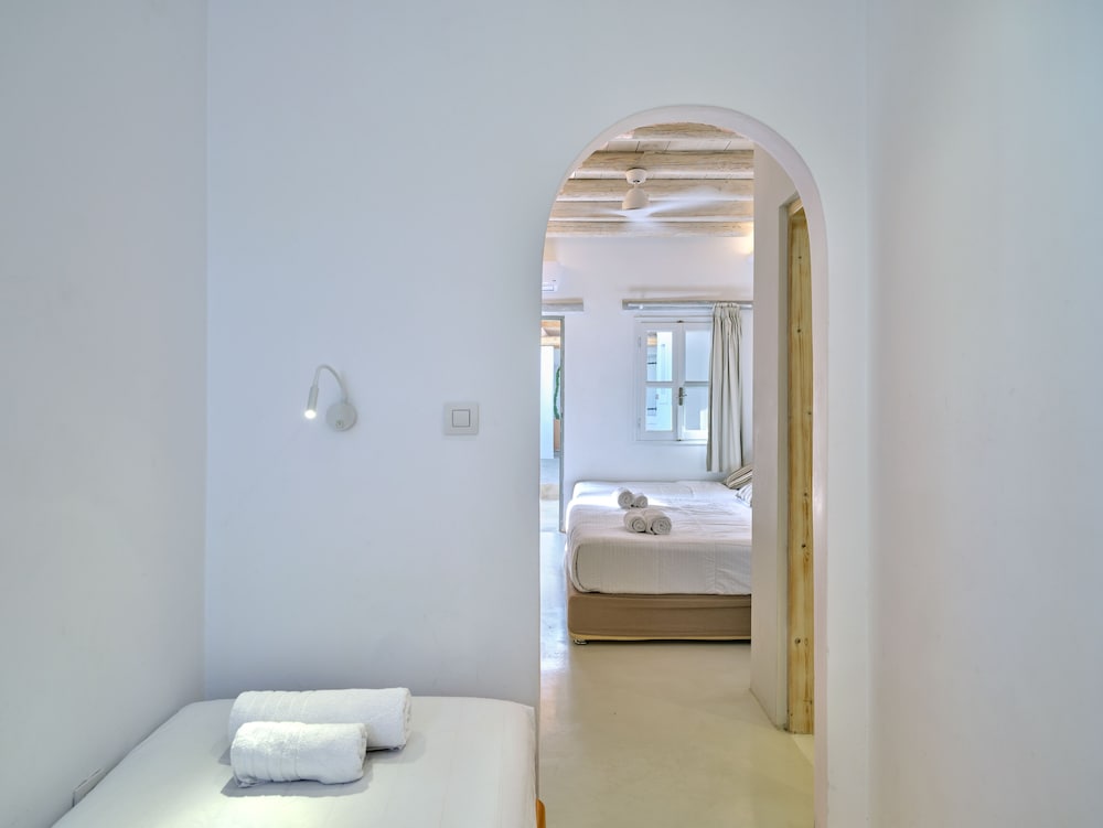 Zefi Hotel & Suites 75/75