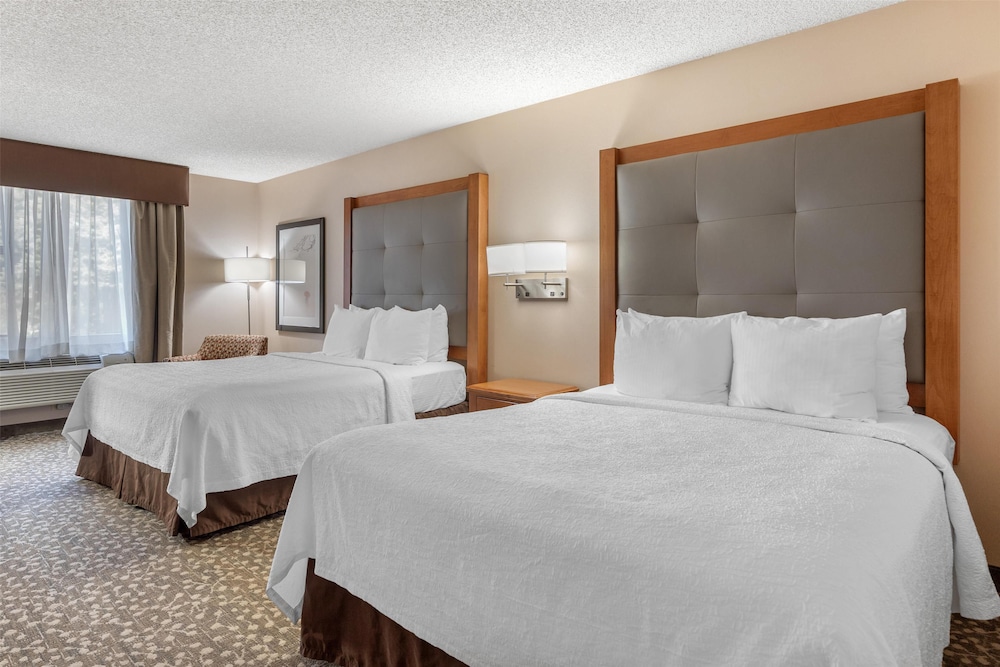 غرفة قياسية بسريرين كوين في الطابق الأرضي، Best Western Plus Oak Harbor Hotel & Conference Center 4/10