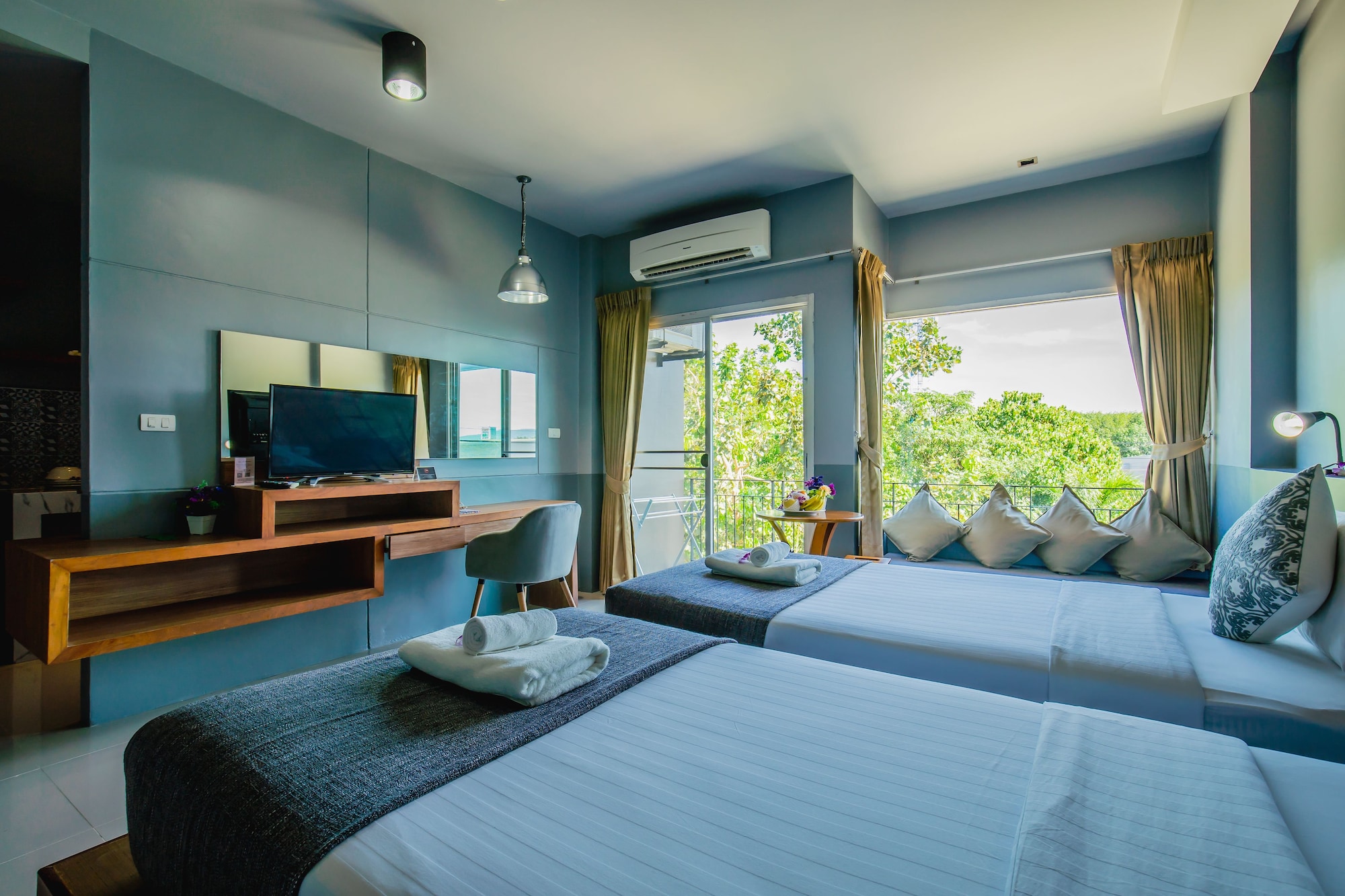 DELUXE, DOUBLE OR TWIN BED