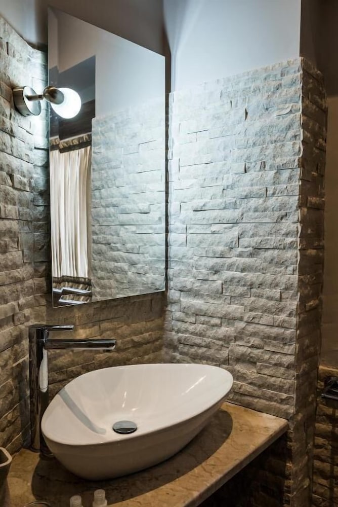Ariston Suite 68/69