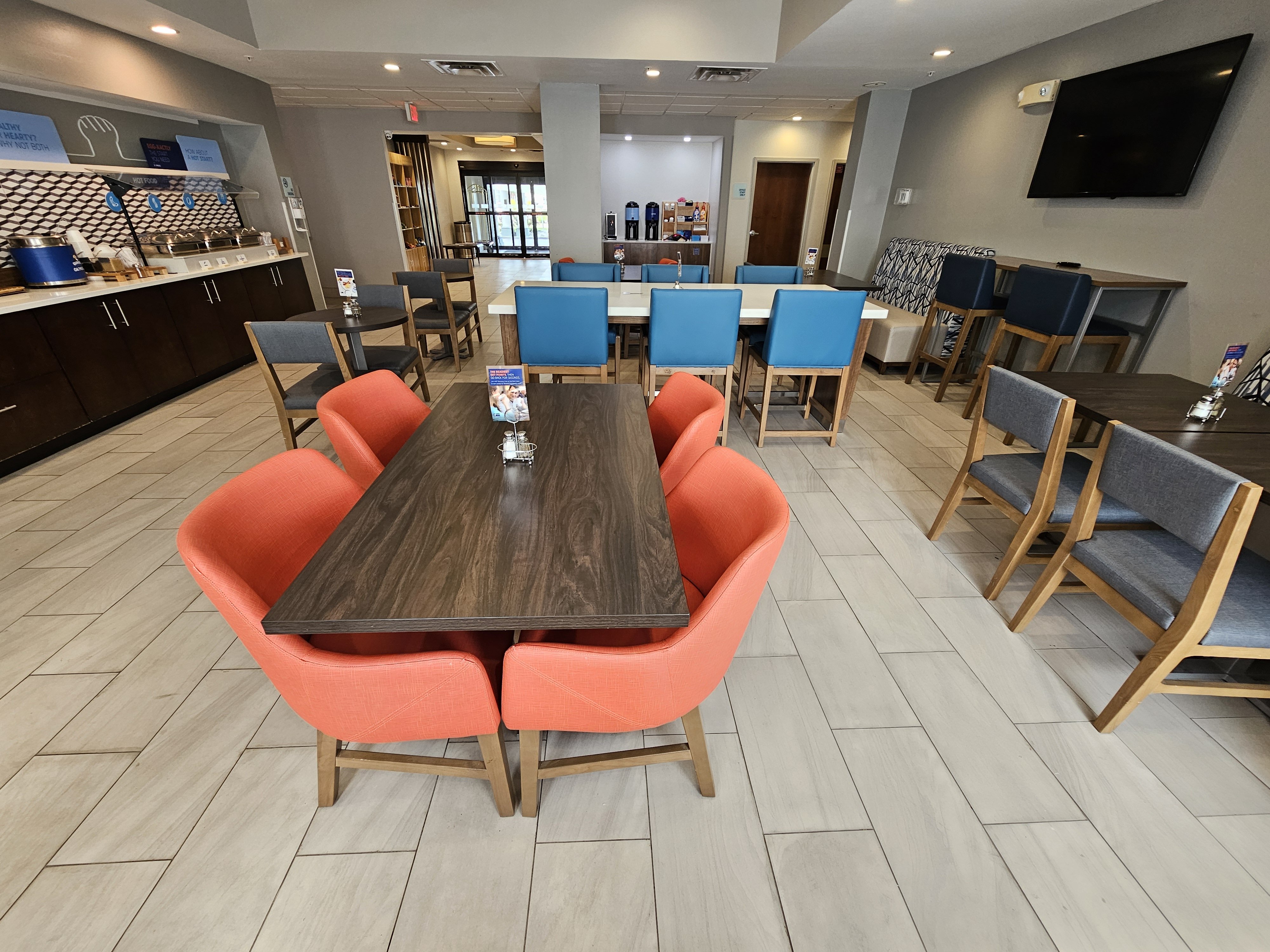 Holiday Inn Express Hotel & Suites Cincinnati-Blue Ash 57/72