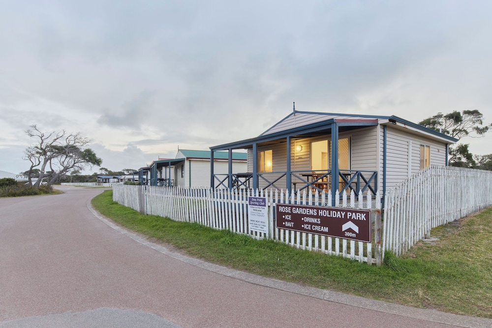 Acclaim Rose Gardens Beachside Holiday Park 1/50