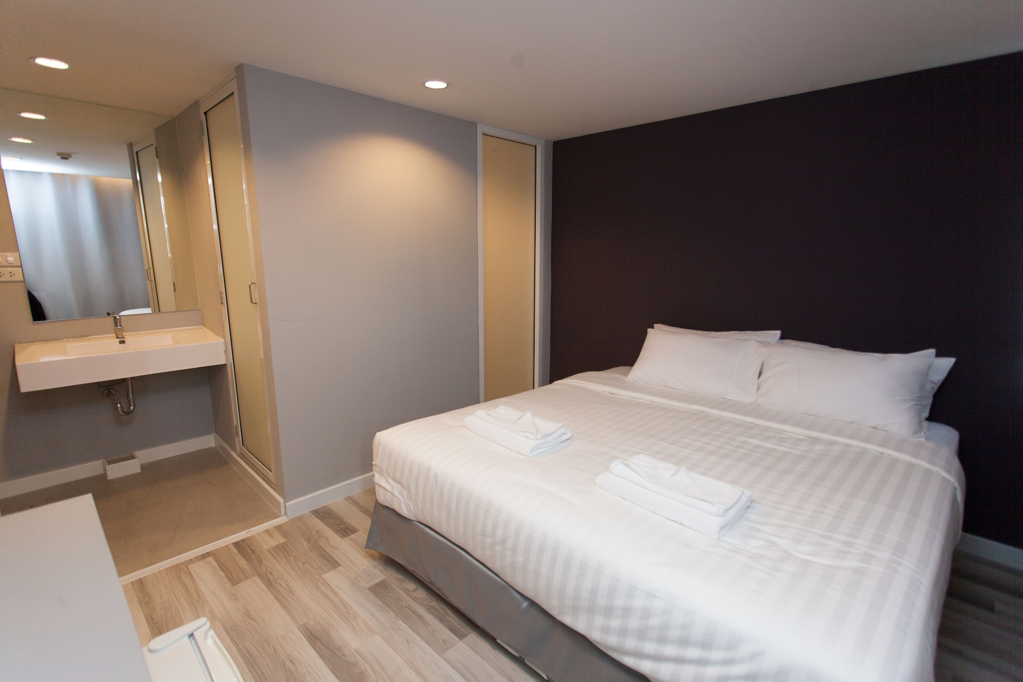 STANDARD, QUEEN BED
