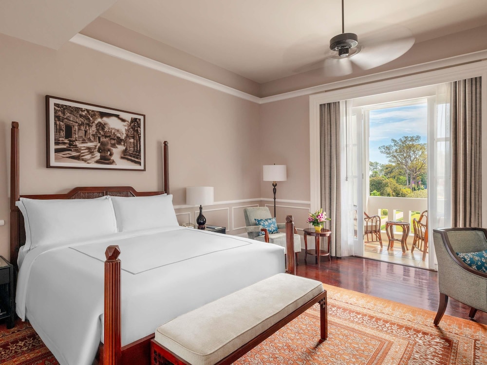 Landmark, King Bed, Pool View