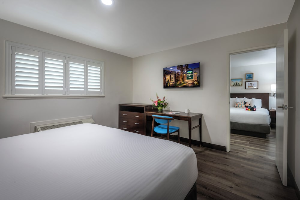 SUITE, MULTIPLE BEDS