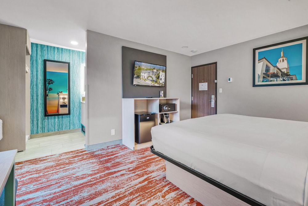 DELUXE, KING BED, BALCONY