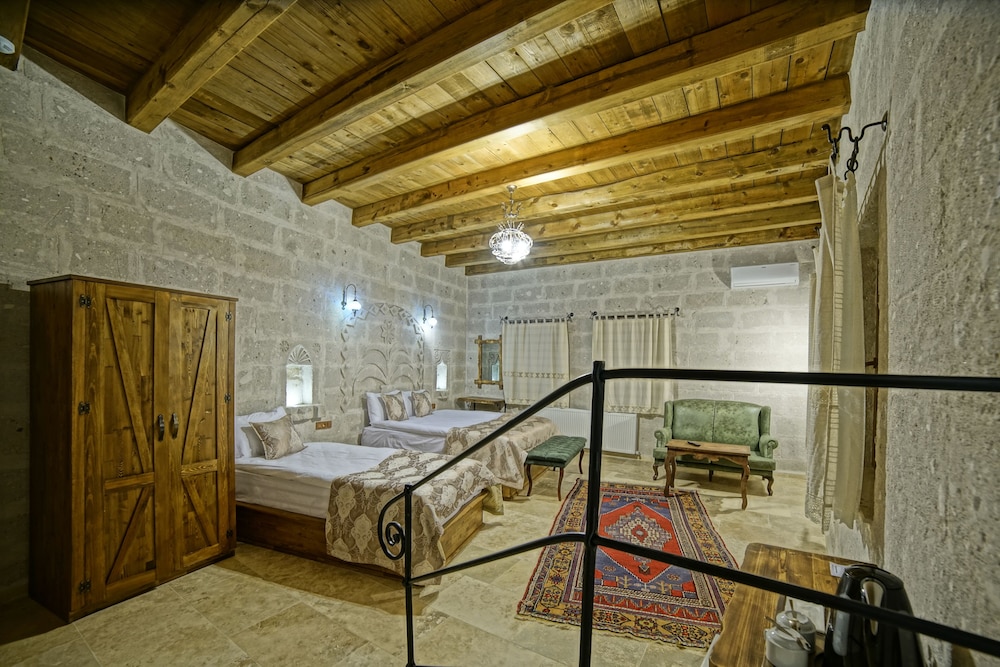 Risus Cave Suites 33/55
