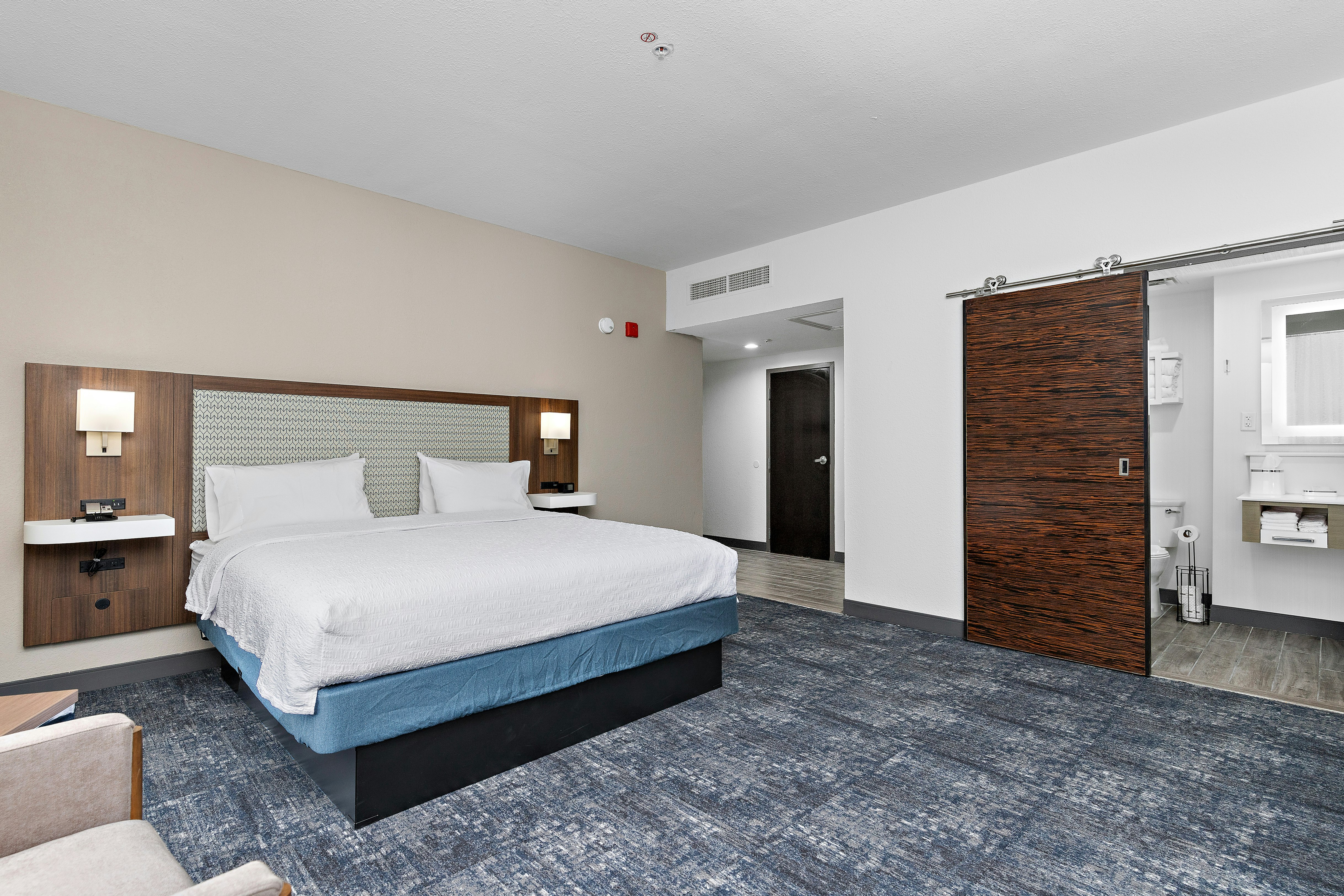 ROOM, KING BED
