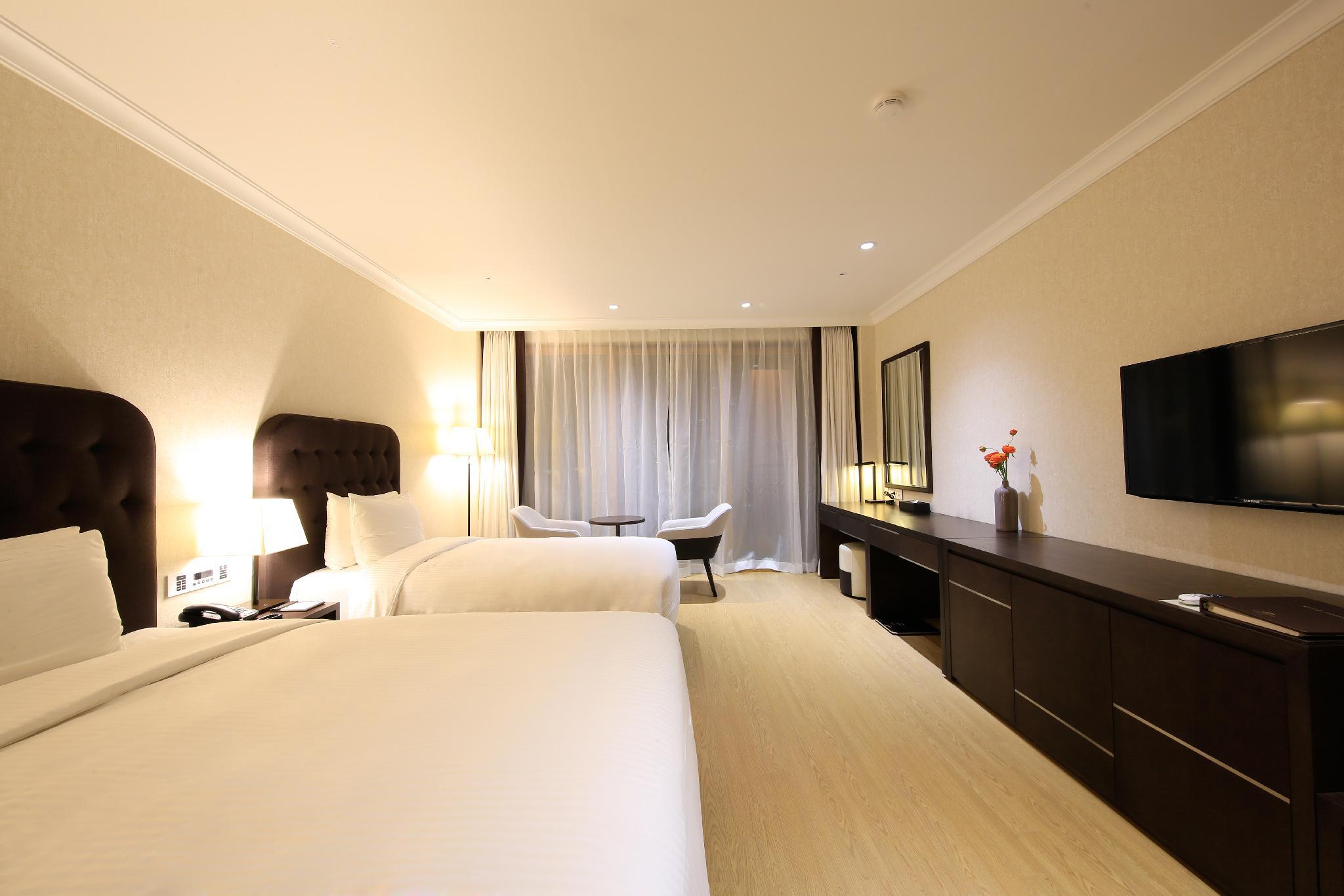 Semi Room, Deluxe, Twin Beds, 1 Double and 1 Single Bed
