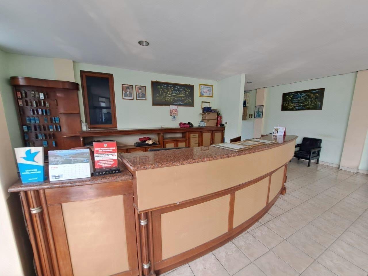 Capital O 94108 Hotel Abadi 6/15