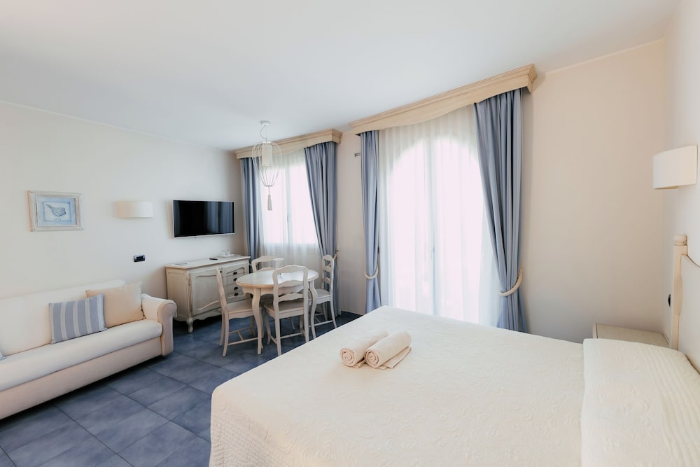 Baia Delphis Resort 8/59