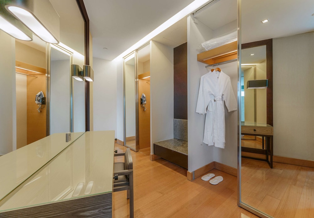 Lifestyle, Suite, King Bed, Lake View، Hilton Kuala Lumpur 7/7