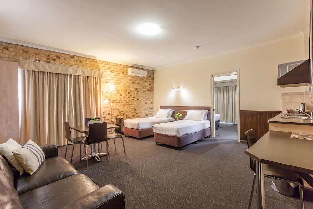 MOTEL, 2 ROOMS, SUITE