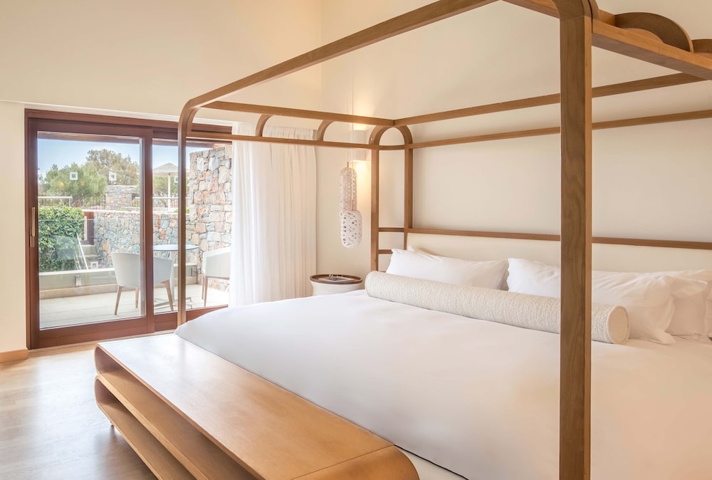 MAISONETTE, BLUE, SUITE, PRIVATE HEATED POOL