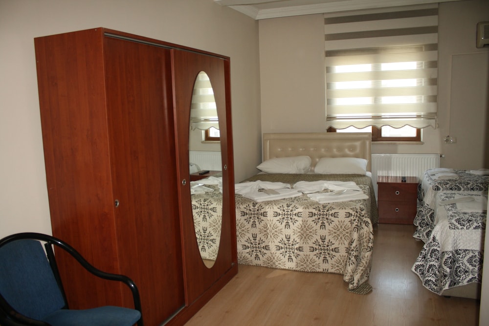 Hotel Paradise Lost 14/20