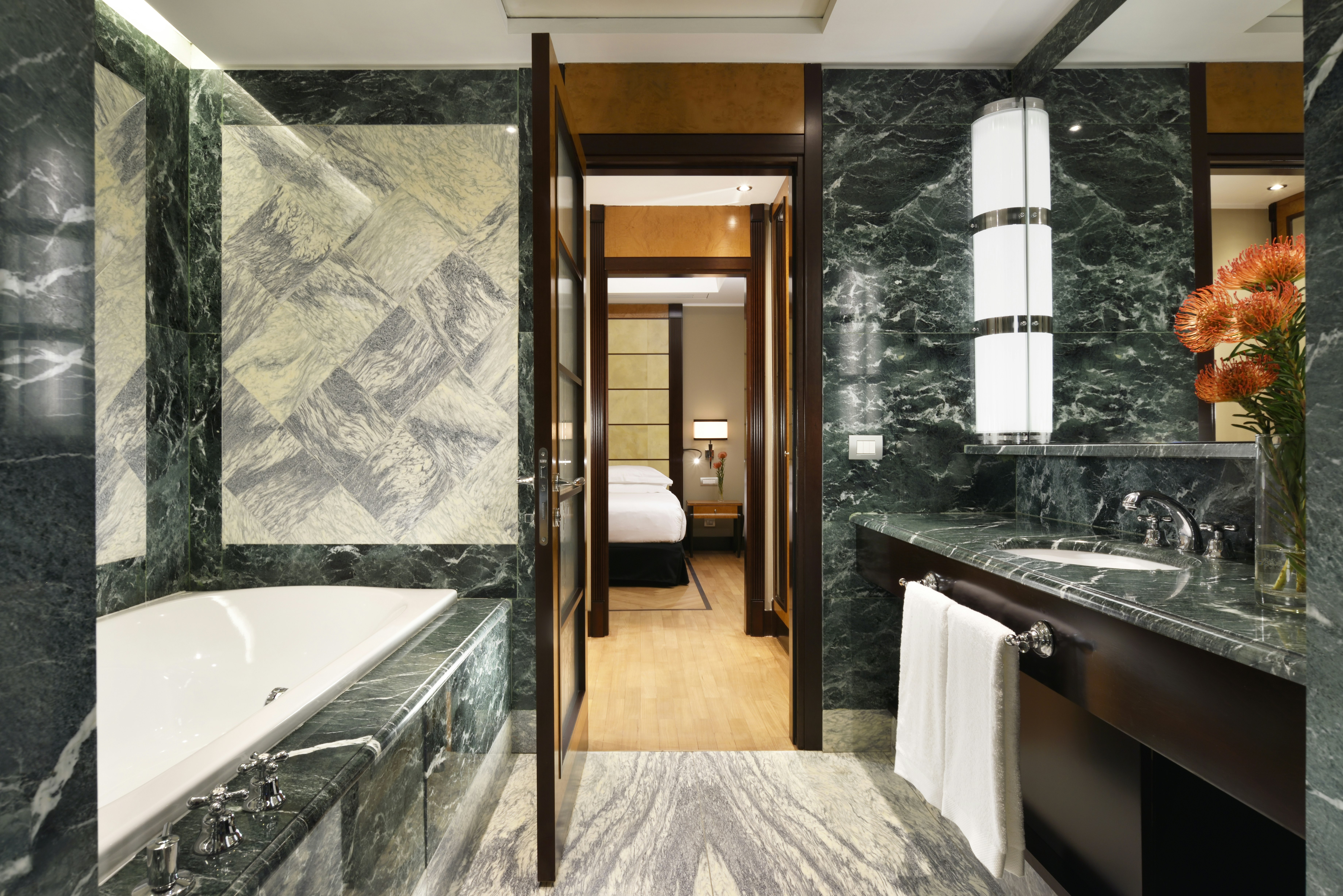 Diplomat, Suite