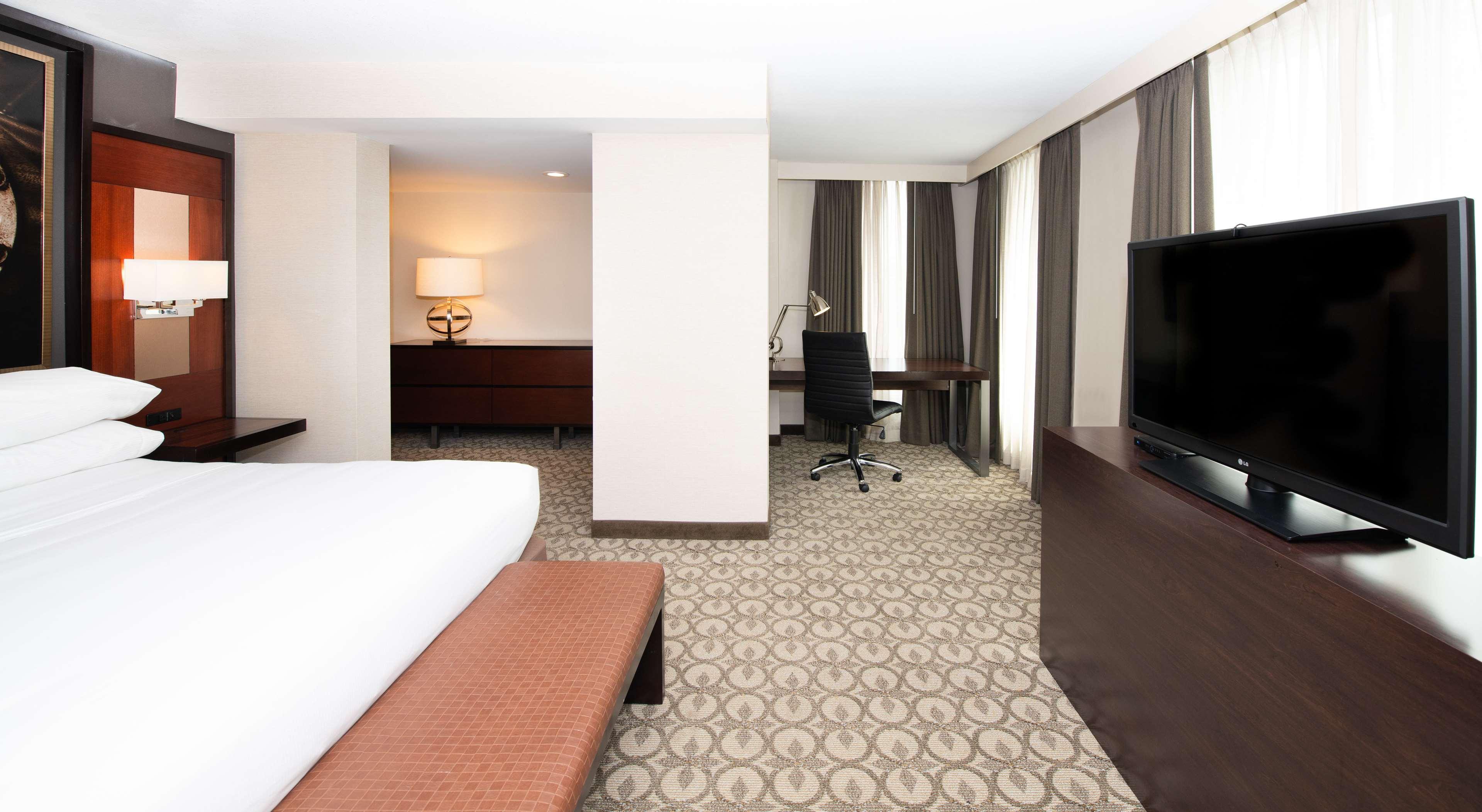 2 ROOMS, SUITE, KING BED, LARGE