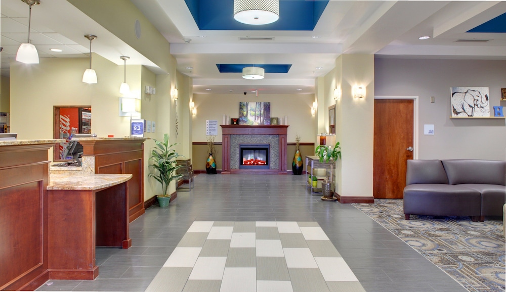 Holiday Inn Express Hotel & Suites Cross Lanes 9/75