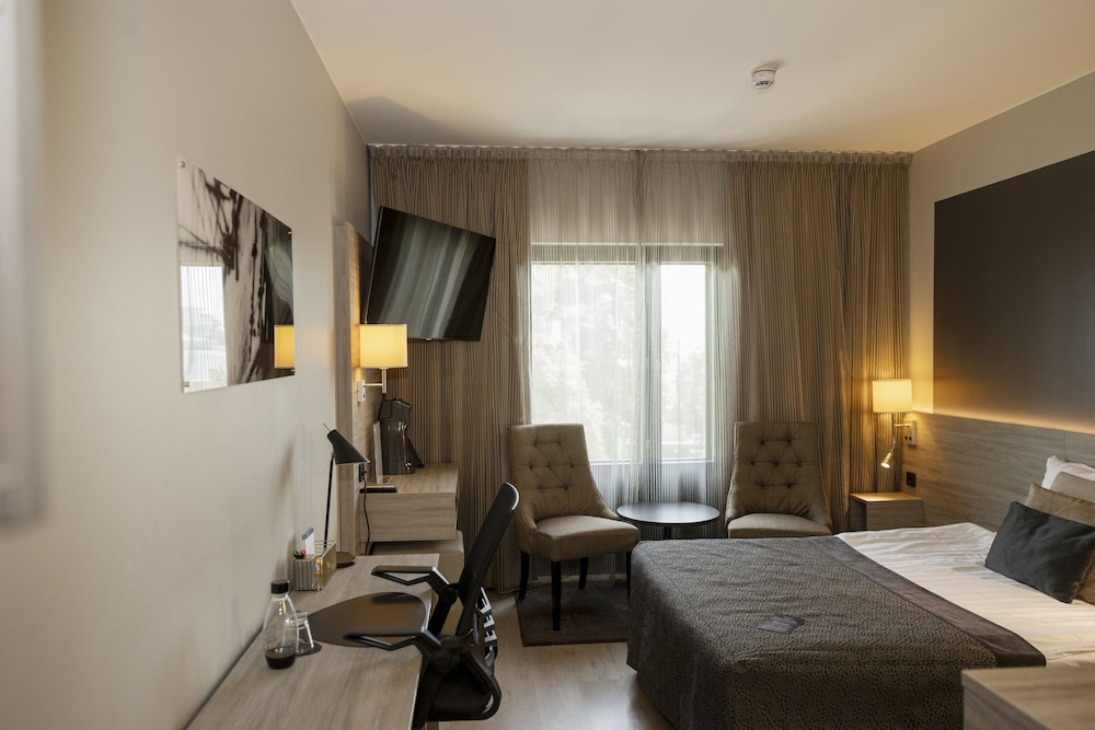 Superior, 1 King and 1 Single Beds