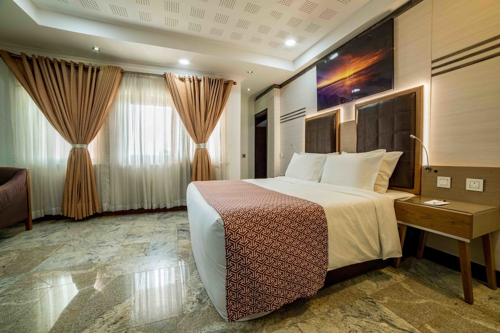 EXECUTIVE, KING BED