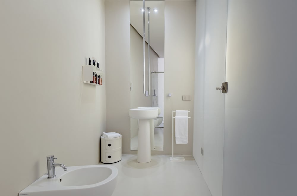 Five Place Design Suite & Apartments 53/58