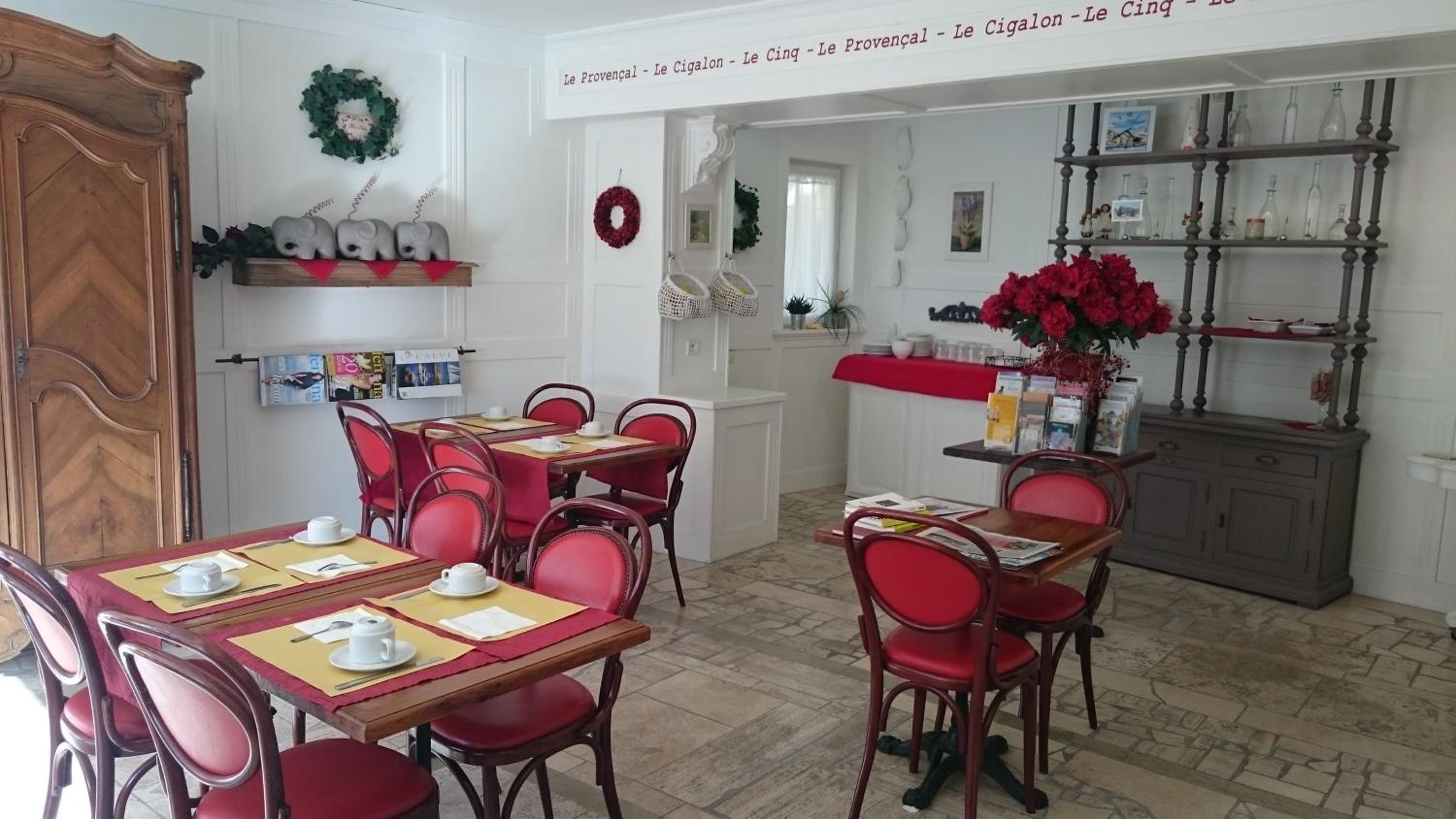P'TIT DEJ-HOTEL MARTIGUES LE 5 29/57