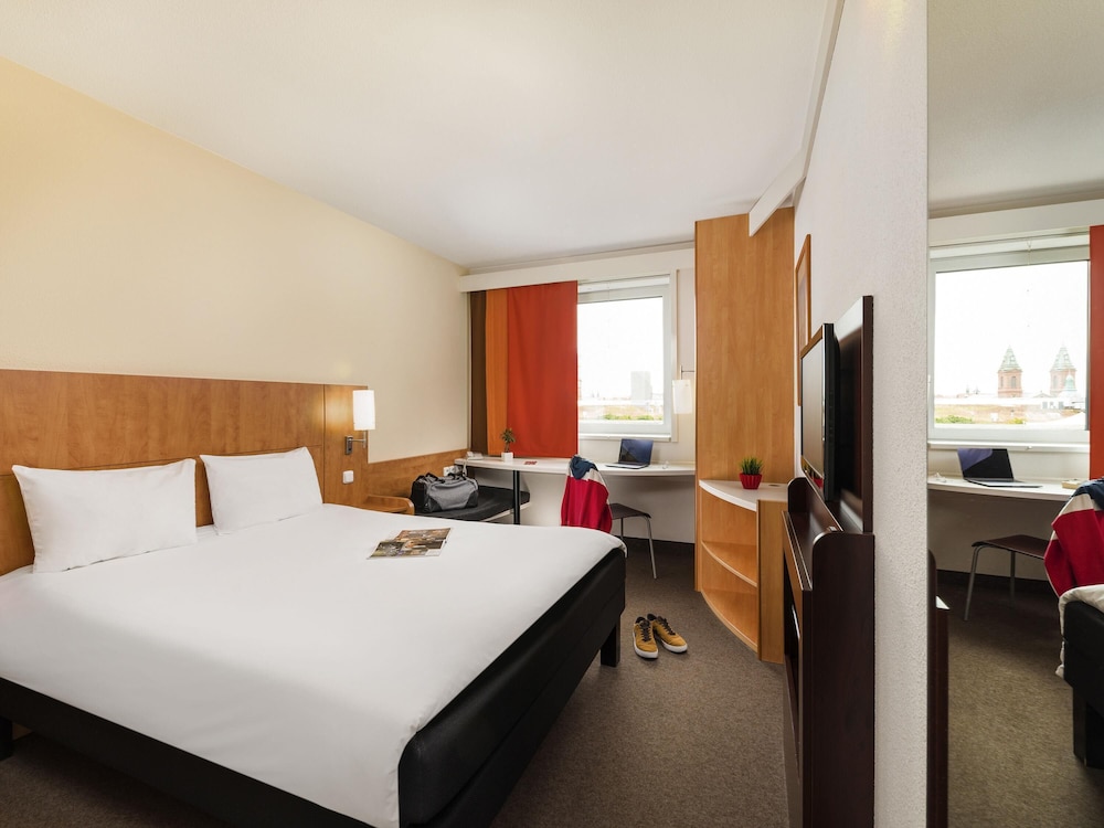 ROOM, DOUBLE BED