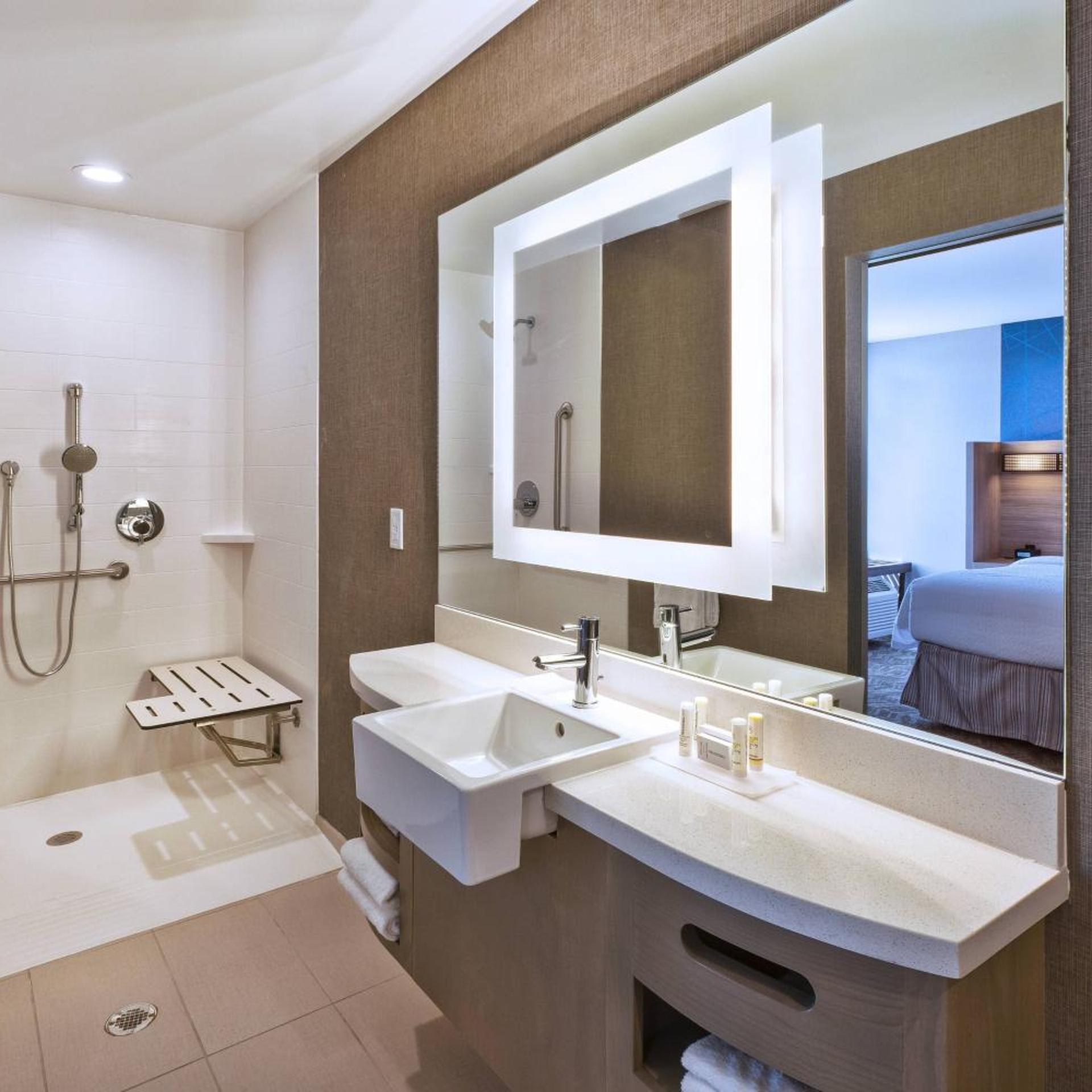 جناح بسرير كينج مع سرير سحّاب إضافي مع أريكة لذوي الإعاقة، SPRINGHILL SUITES BENTON HARBOR ST. JOSEPH 4/4
