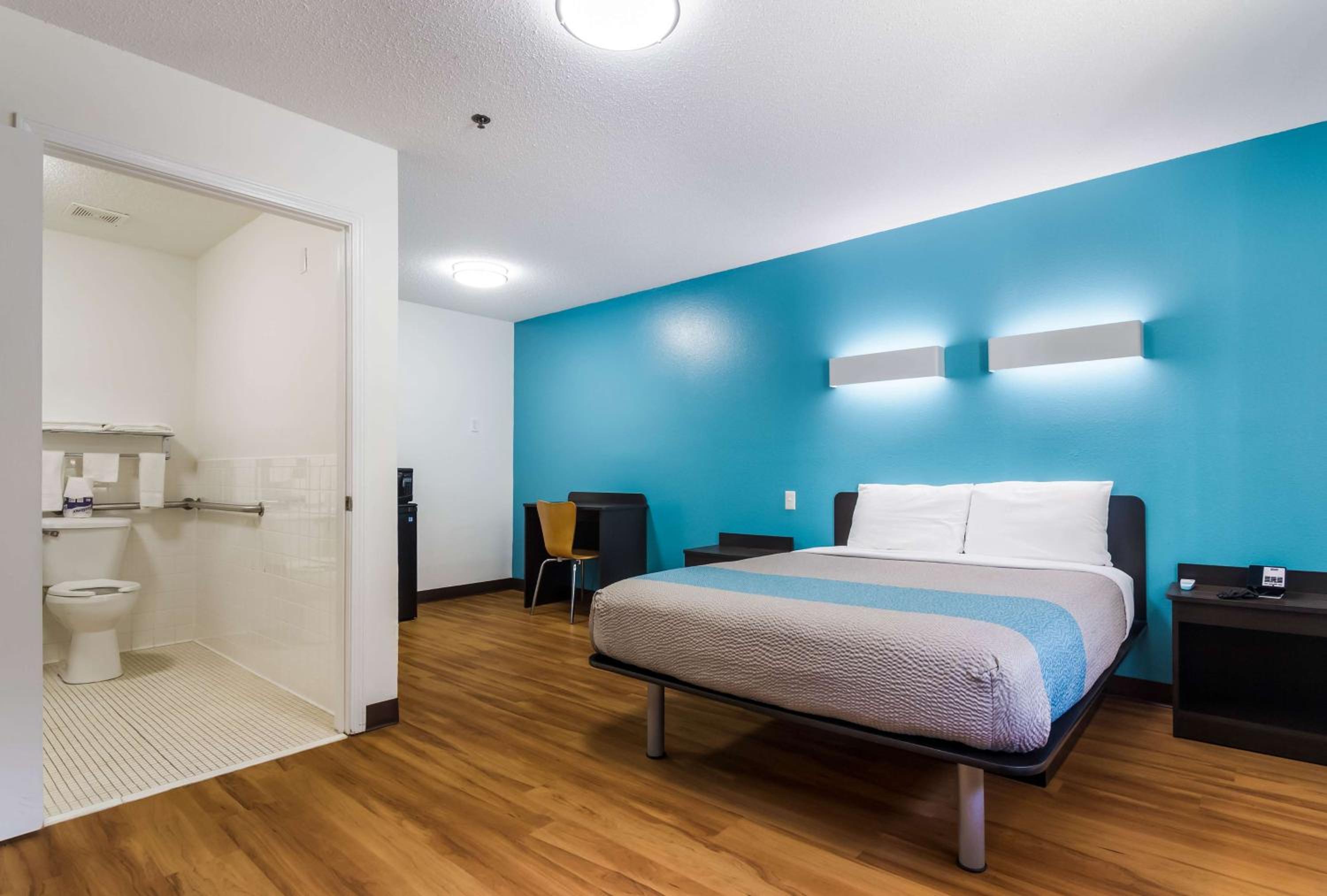1 Queen Bed - Mob Acc RI Shwr Nsmk Micfridg