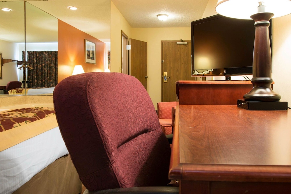 Rodeway Inn Muskegon Airport MI 18/33