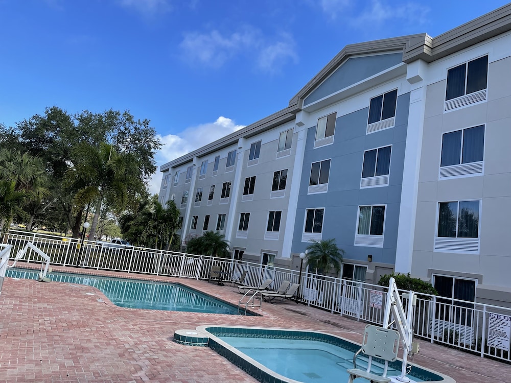 Comfort Inn & Suites Sarasota I75 10/44