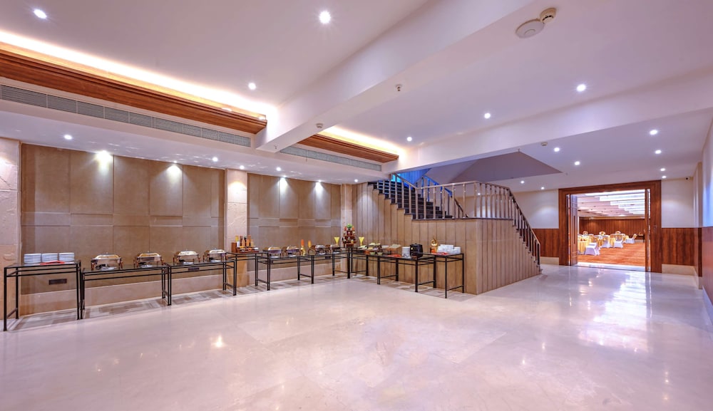 Royale Sarovar Portico Agra 50/65