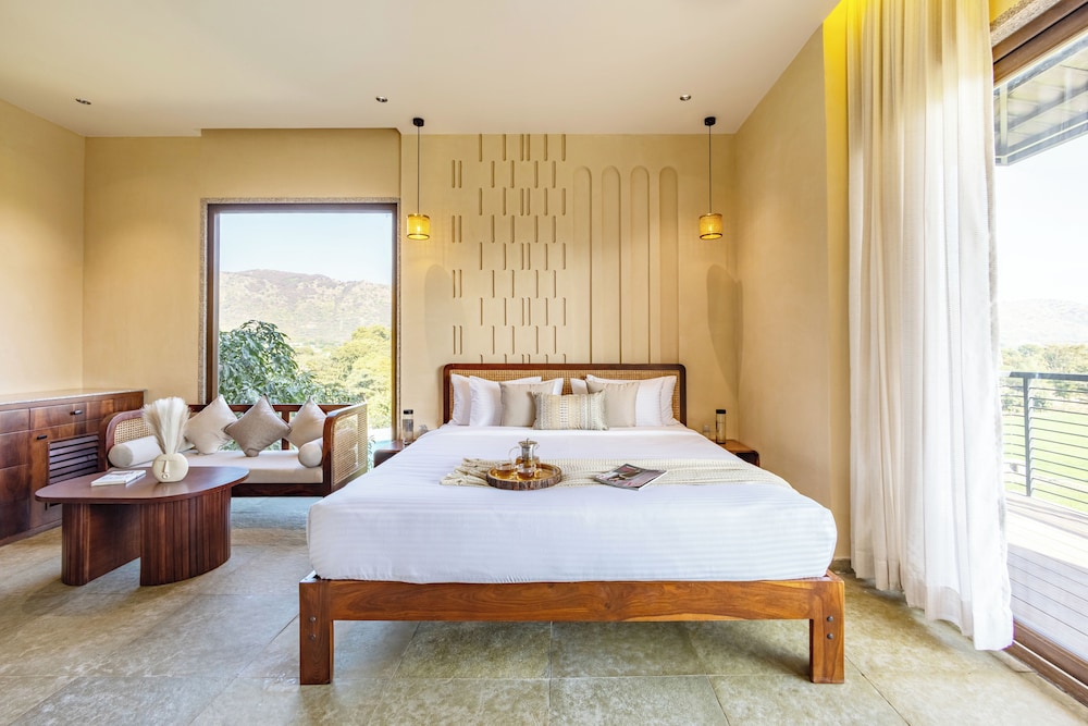ELIVAAS Cows and Cuddles 4 BHK with Pvt Pool and Garden 21/68