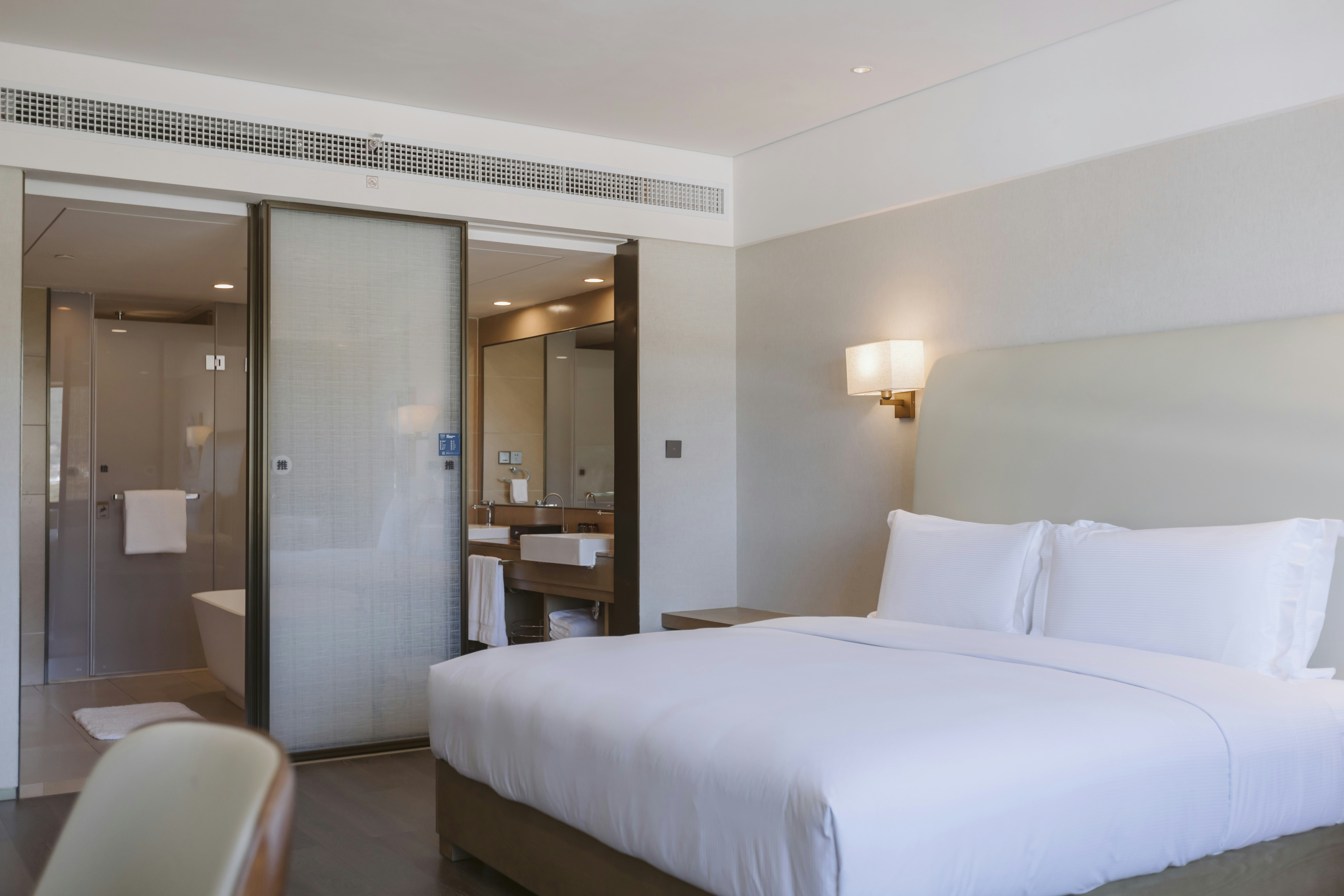 DELUXE, KING BED