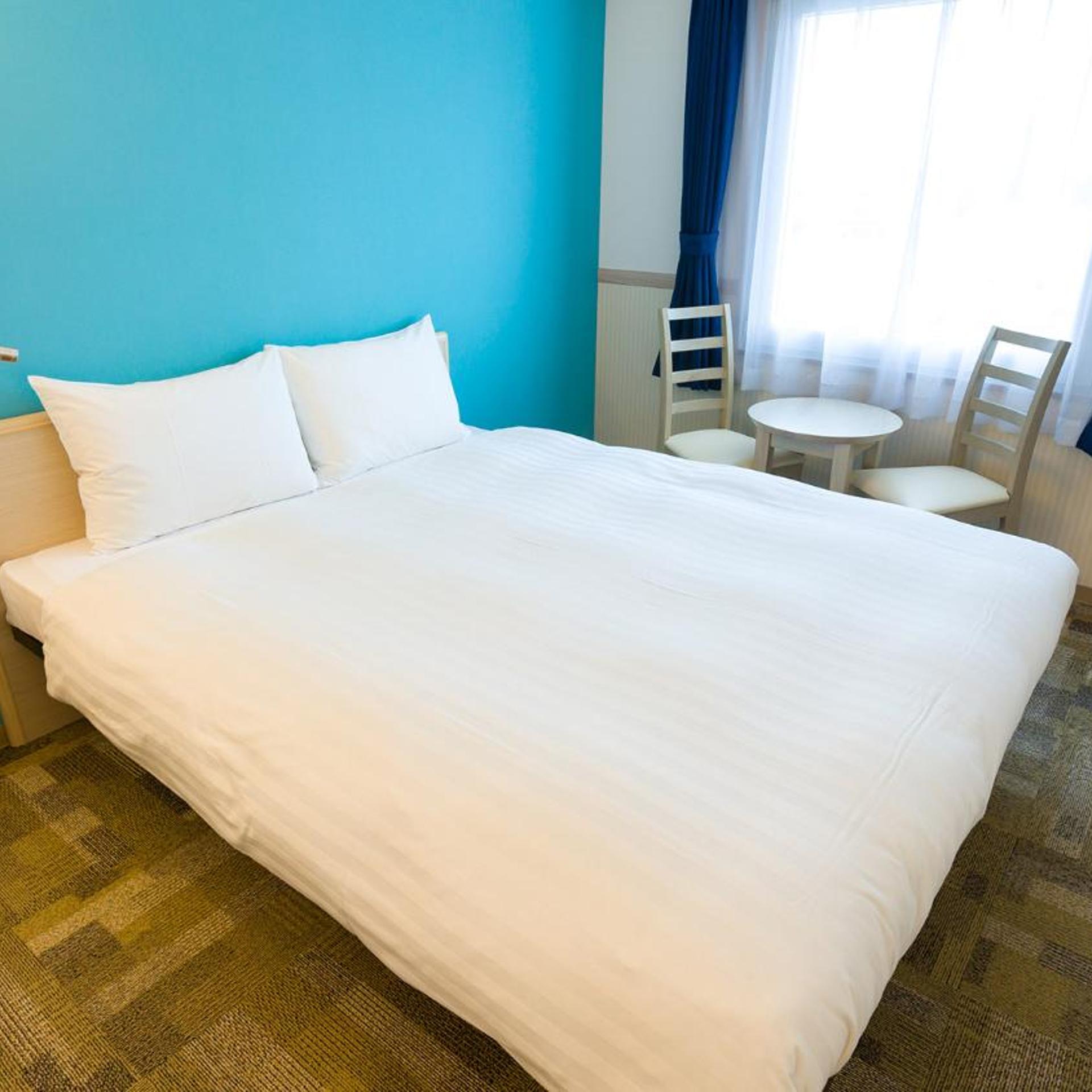 ROOM, QUEEN BED