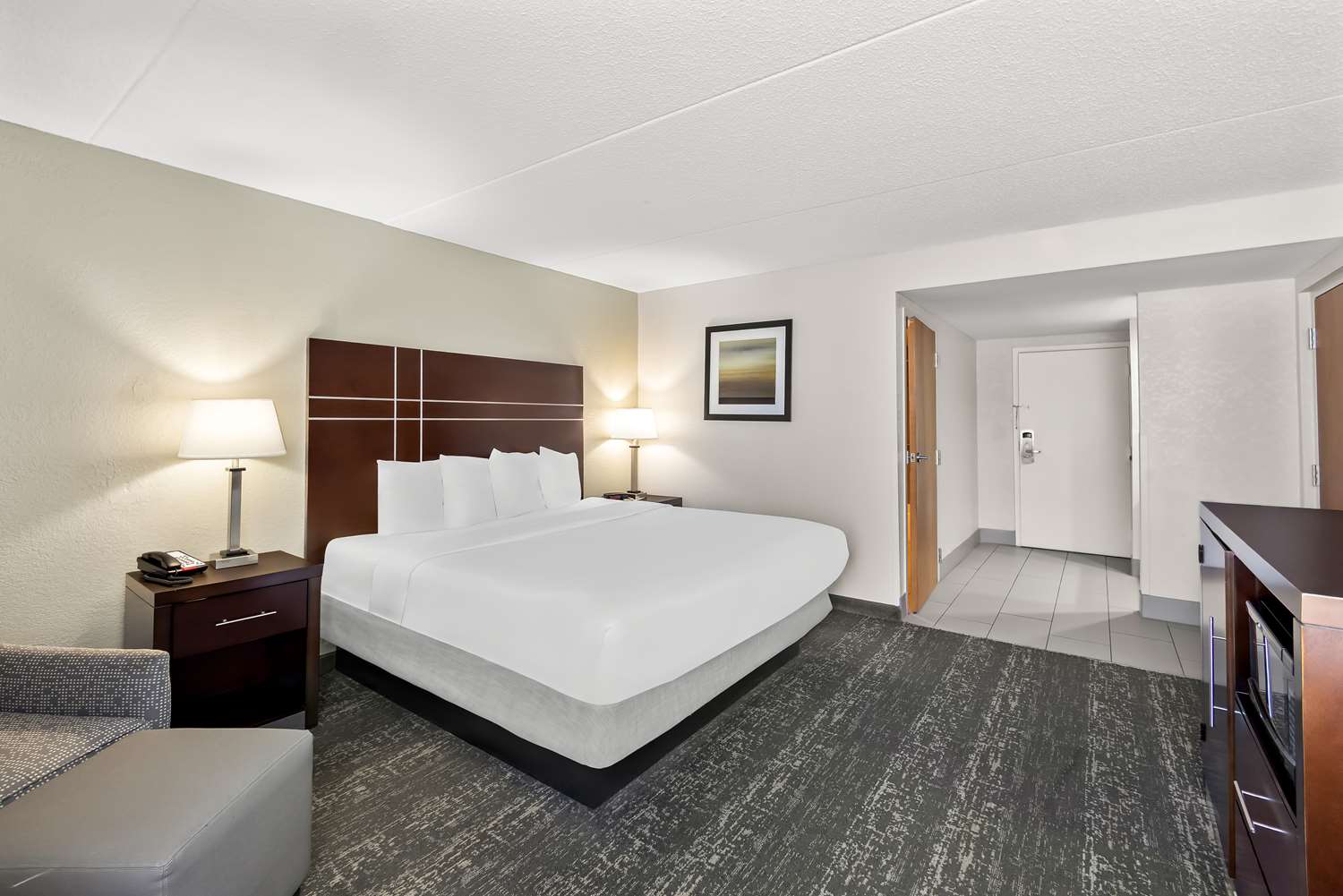 غرفة بسرير كينج بحوض استحمام لذوي الإعاقة، Best Western Luxbury Inn Fort Wayne 2/3