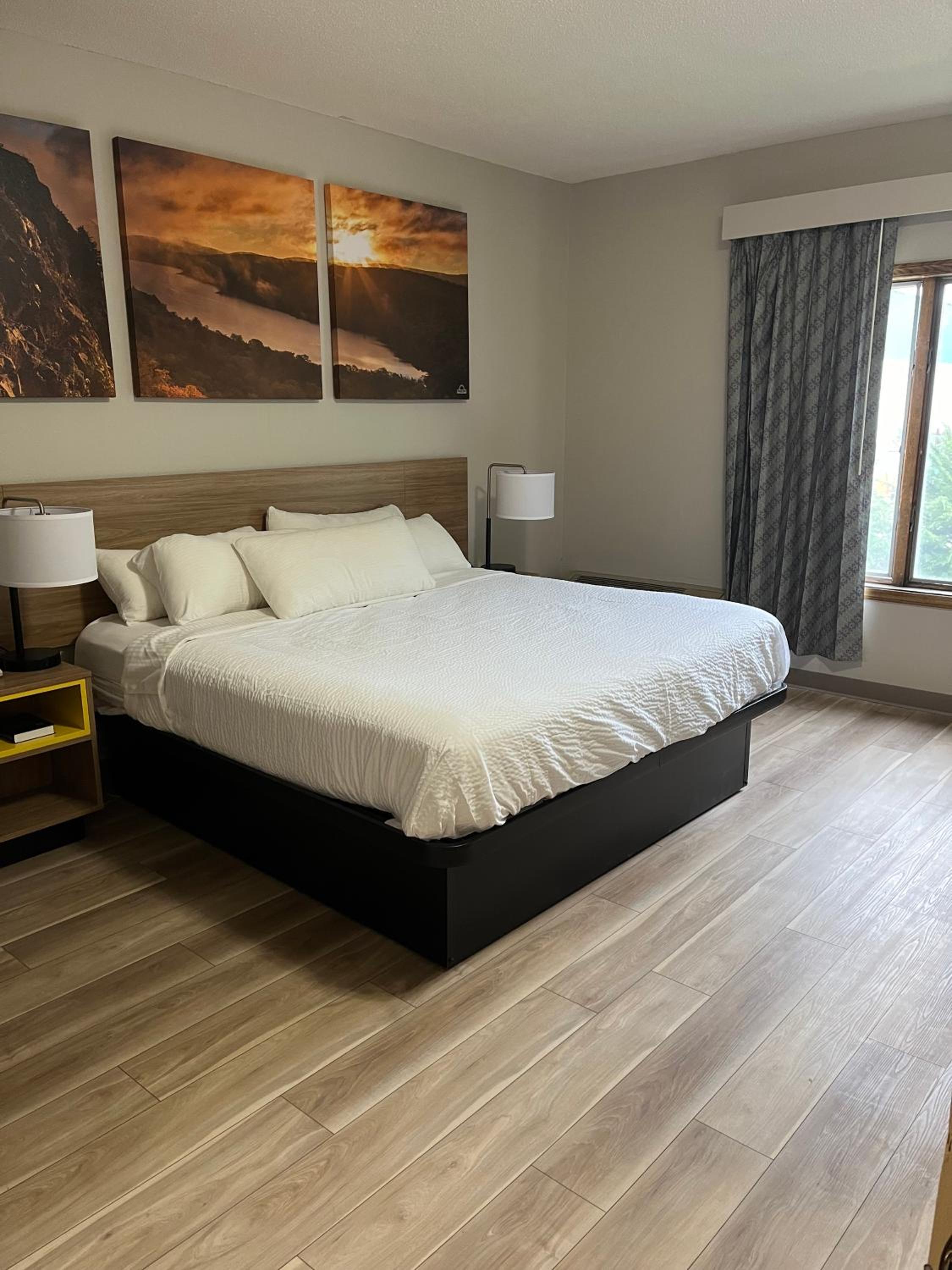 غرفة بسرير كينج بحوض استحمام لذوي الإعاقة، Days Inn by Wyndham Hutchinson 4/9