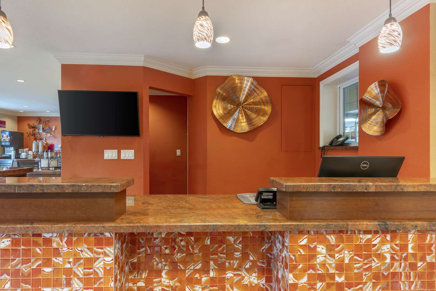 Best Western Plus Airport Plaza 8/36