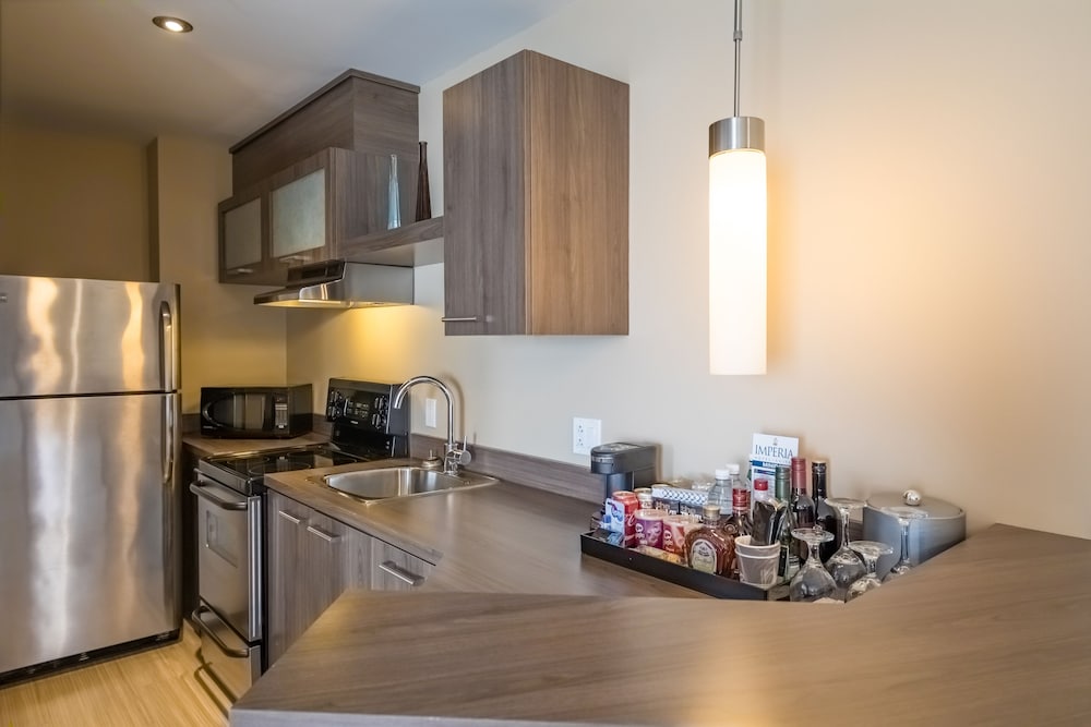 IMPERIA HOTEL & SUITES TERREBONNE 32/60
