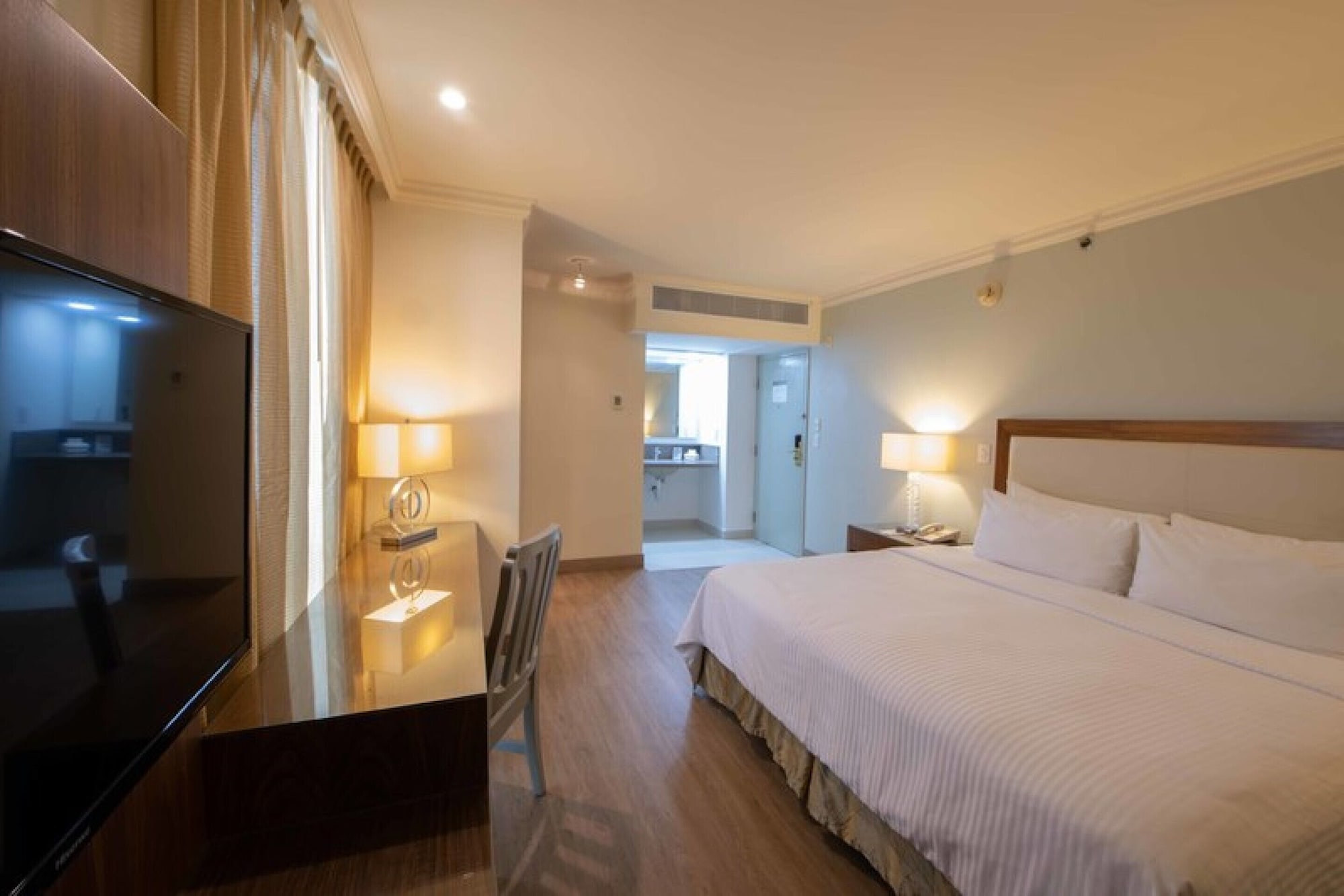 LUXURY, KING BED