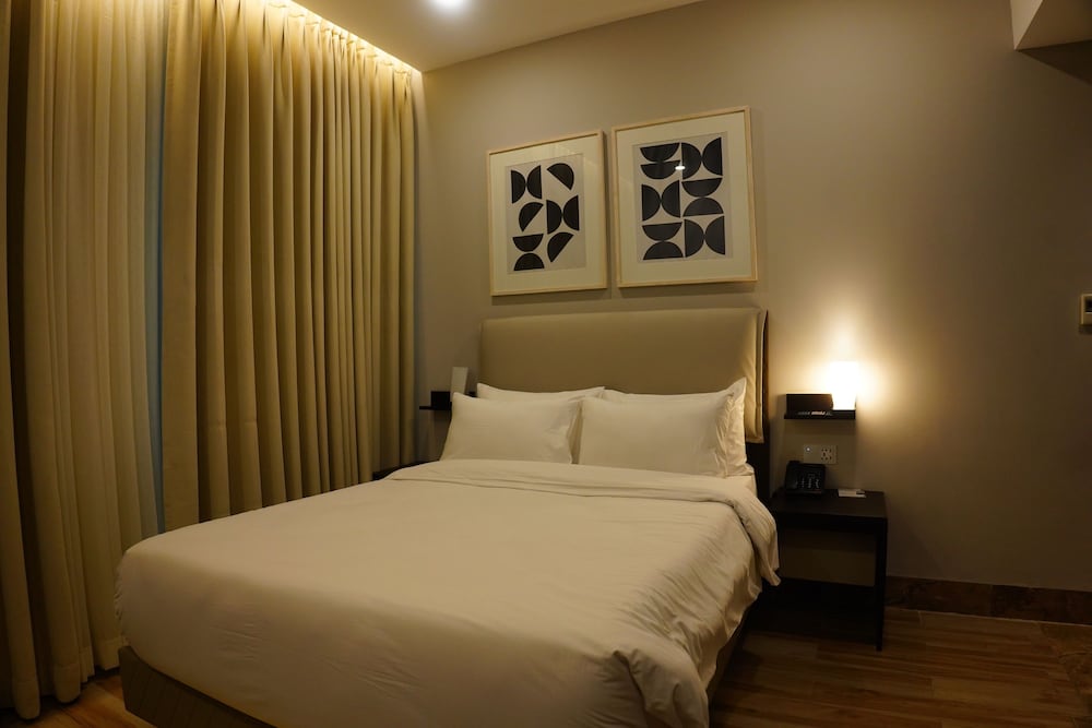 DELUXE, KING BED