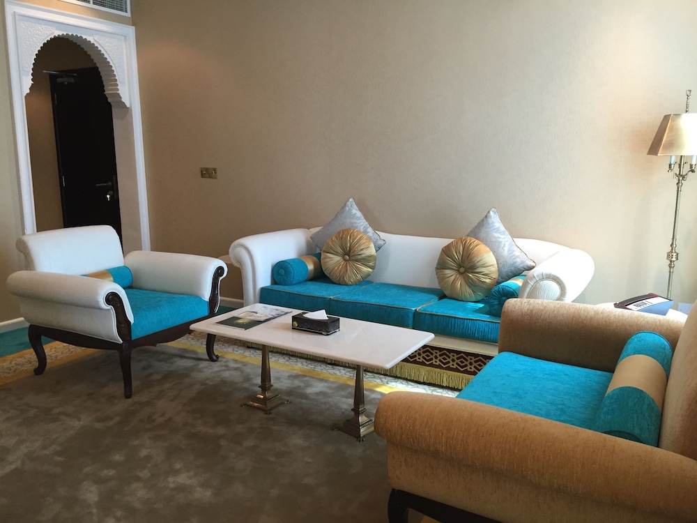 Saraya Corniche Hotel 60/83