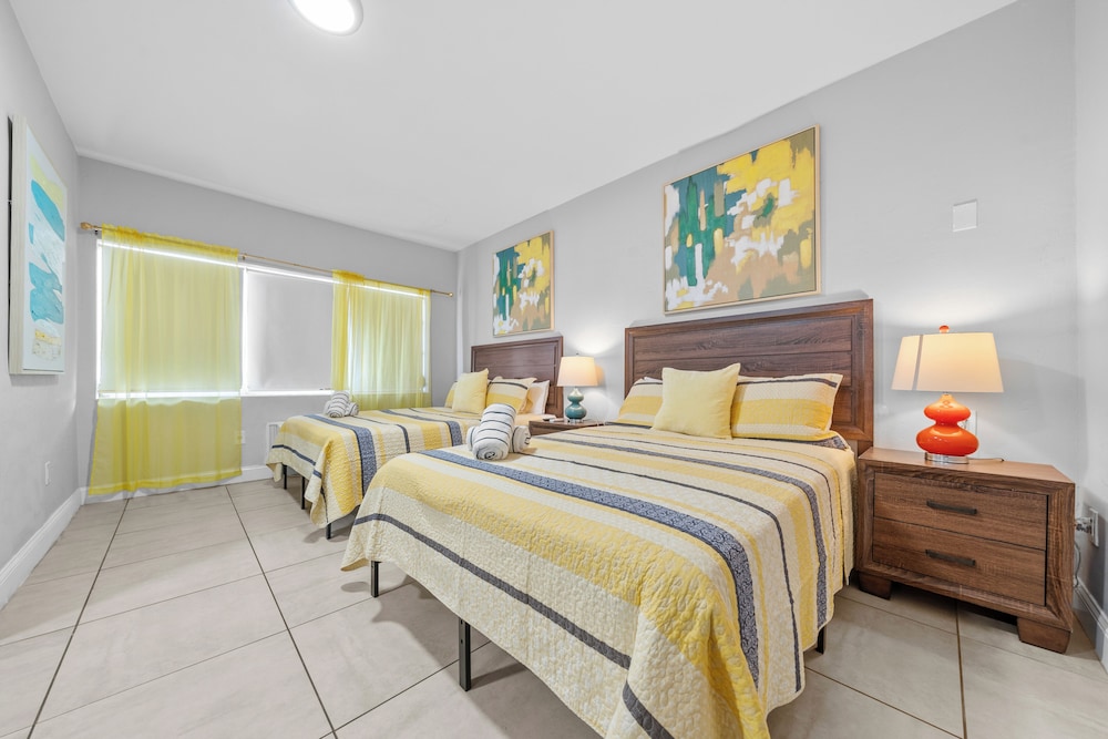 PREMIUM, STUDIO, 2 QUEEN BEDS, SOFA, KITCHEN