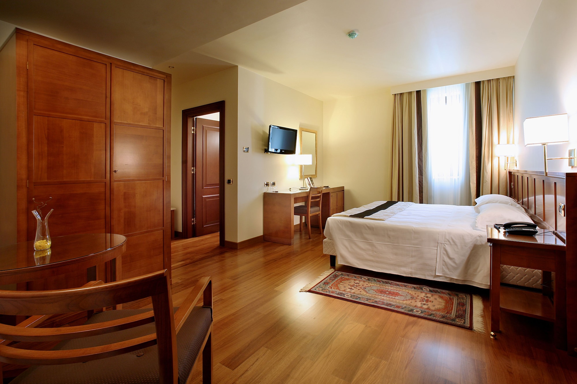 DELUXE, DOUBLE OR TWIN BED