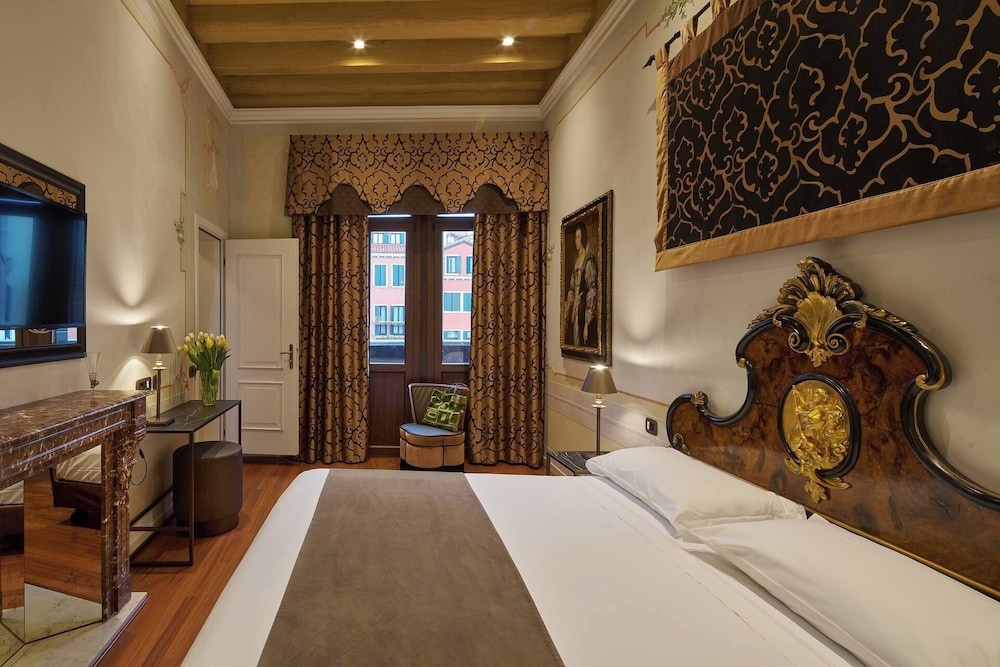 DELUXE, DOUBLE OR TWIN BED, WITH VIEW