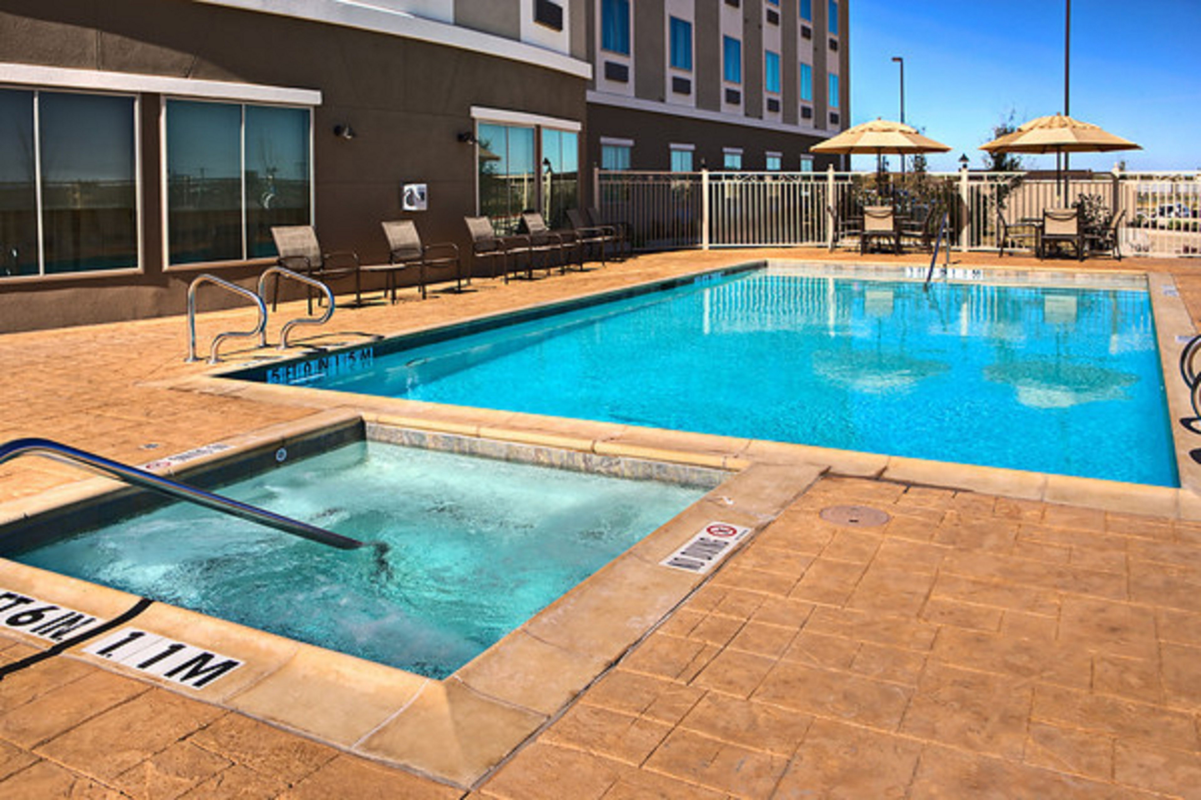 Holiday Inn Express Suites Cotulla 6/32