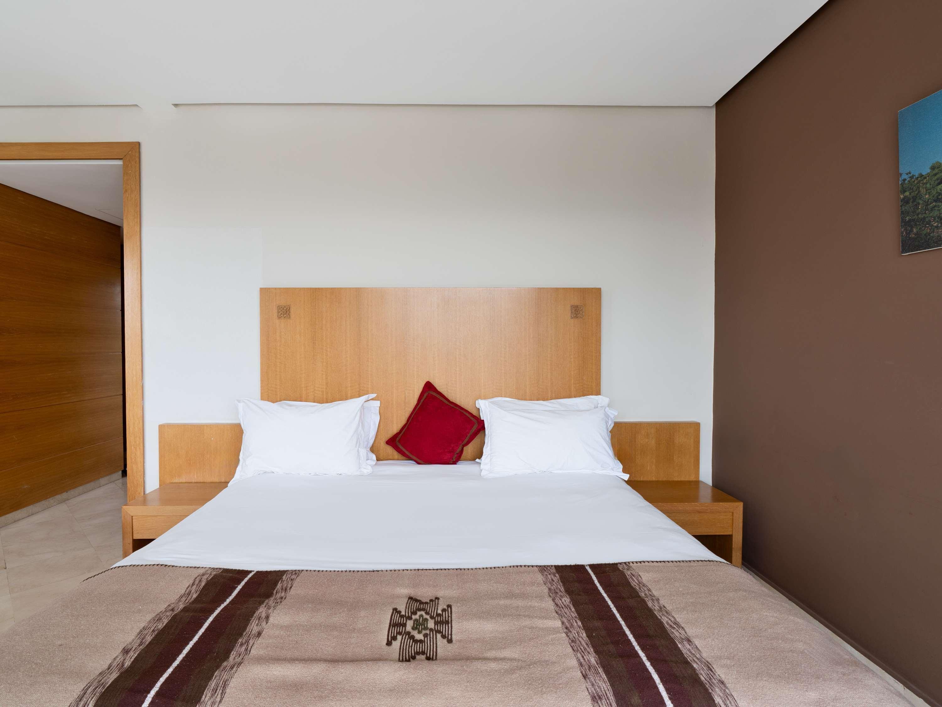 Junior Suite, King Bed, Side Sea View