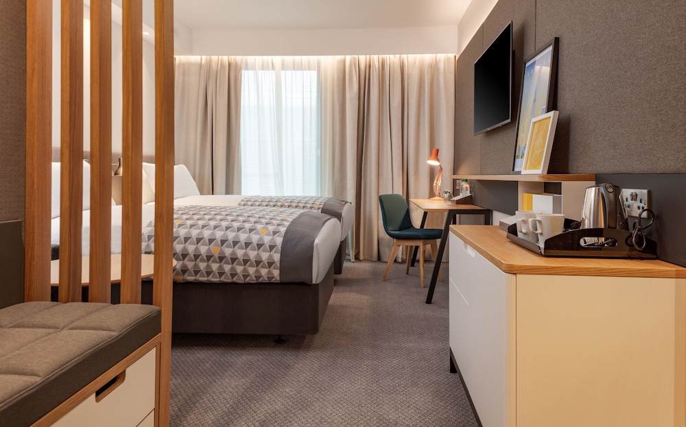 Holiday Inn London - Heathrow Bath Road 22/76