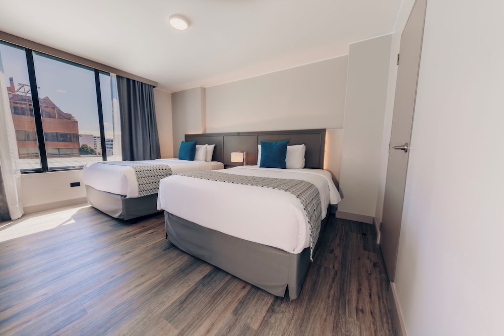 BUSINESS, SUITE, 2 DOUBLE BEDS
