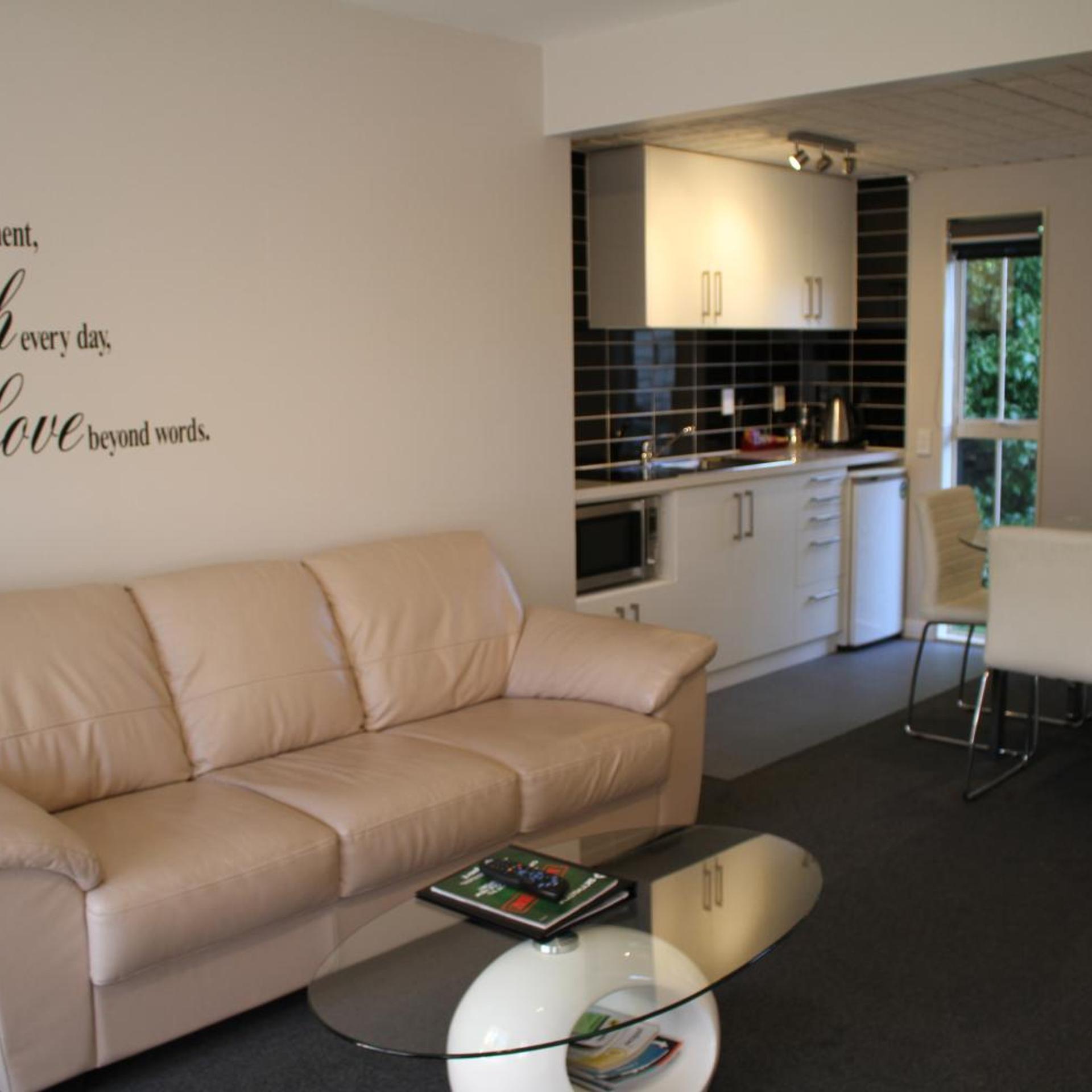 Birchwood Manor Motel 23/50